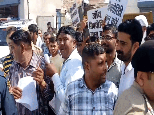 मीटर रीडरों ने मंत्री अनिल विज से मांगी जॉब सिक्योरिटी:बोले- 16 साल से कर रहे काम, फिर भी ठेकेदारी का डर