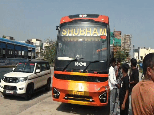 टूरिस्ट परमिट पर सवारियां ले जा रही बस इंपाउंड:कंडक्टर के पास ट्रेनिंग सर्टिफिकेट नहीं मिला, प्रेशर हॉर्न भी लगा था