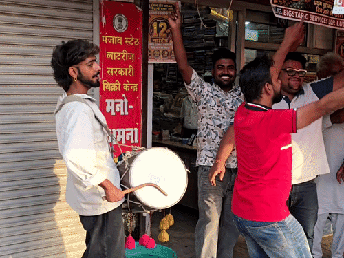 अबोहर में 50 टिकटों पर जीते 5 लाख रुपए:350 रुपए में खरीदी थी लॉटरी की एक पूरी कापी, हर टिकट पर 10 हजार का निकला इनाम
