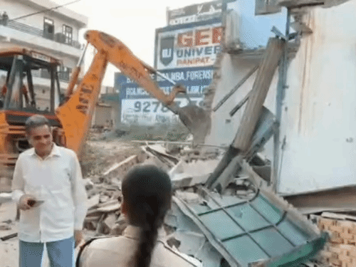 अवैध निर्माण पर नगर निगम का बुलडोजर चला:नशे से जुड़े मामलों में नामजद महिला के मकान पर कार्रवाई; भारी पुलिस बल की मौजूदगी रही