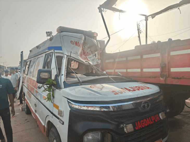 धमतरी में एंबुलेंस ट्रैक्टर से टकराई, नर्स की मौत:रायपुर से जगदलपुर लौटते समय हुआ हादसा, शव लेकर जा रहे थे, 3 घायल