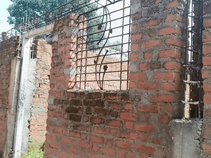जर्जर मंगल भवन में परिवार पर गिरा छत का प्लास्टर:पेंड्रा में आवास की किश्त अटकी, अधूरा पड़ा मकान, एक साल का मासूम बाल-बाल बचा