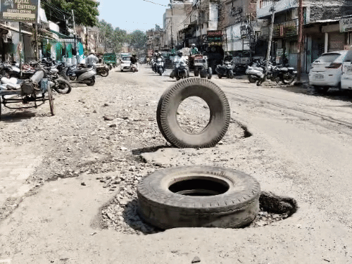 कानपुर में करोड़ों का पैचवर्क, फिर भी बदहाल सड़कें:कहीं 2 फीट गहरे गड्ढे तो कहीं फैली बजरी, ट्रक के टायर डालकर निकल रहे लोग