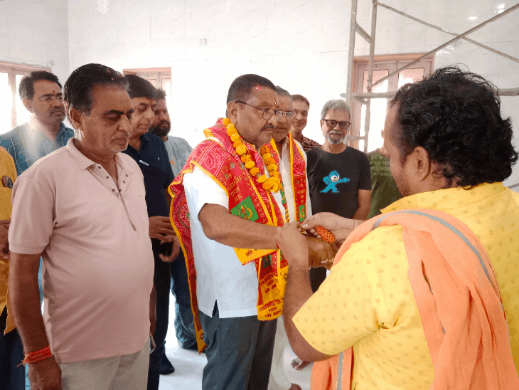 सभापति ने हनुमान धोरा मंदिर में सुनी जनसमस्याएं:वार्ड 42 में बिजली-पानी की परेशानी, लोगों ने हाई वॉल्ट ट्रांसफार्मर और ट्यूबवेल की मांग की