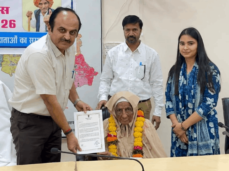 झालावाड़ में 101 साल की बानो का सम्मान:लोकतंत्र में योगदान के लिए किया सम्मानित, लोगों को मतदाता जागरूकता की शपथ भी दिलाई