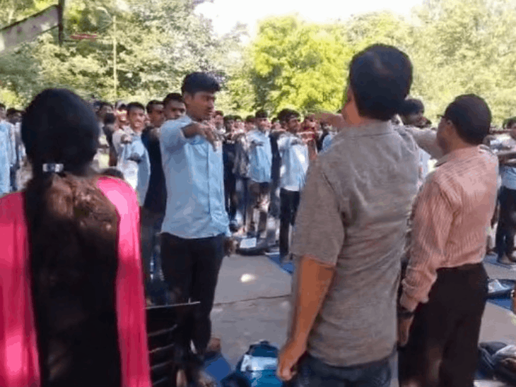 पीएमश्री स्कूल में स्टूडेंट्स ने नशे के खिलाफ ली शपथ:स्वस्थ जीवन जीने और दूसरों को जागरूक करने का दिया संदेश