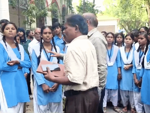 छात्राएं बोलीं-टीचर को संस्कृत का ज्ञान नहीं,गंदी नजर रखते हैं:पढ़ाते-पढ़ाते सो जाते हैं शिक्षक, अभद्र व्यवहार करते, सैनिटरी पैड भी नहीं देते,कलेक्टर से शिकायत