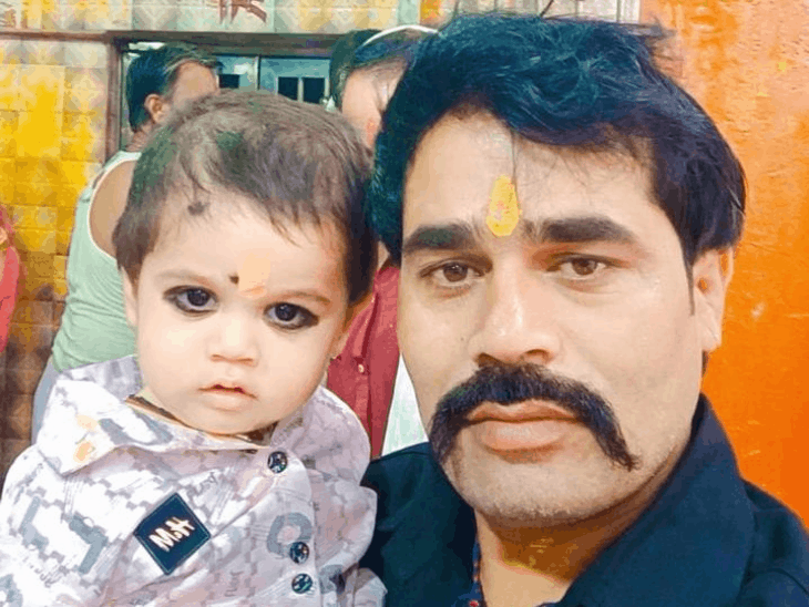 डेढ़ साल के बच्चे पर चढ़ी स्कूल वैन, मौत:छतरपुर में जटाशंकर धाम के पास हादसा; घर से सड़क पर आ गया था मासूम