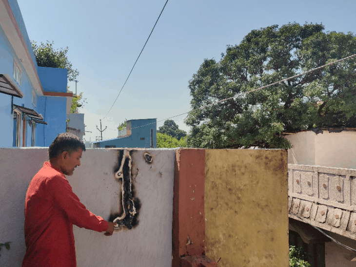 बिजली तार छत-सड़क पर गिरे, चिंगारी से कपड़े जले:रायसेन में घरों के ऊपर से निकली बिजली लाइन; एक दिन पहले किया था निरीक्षण