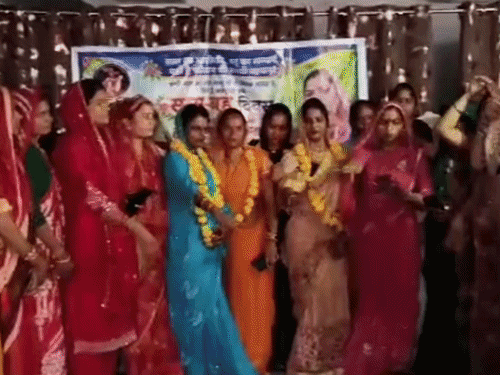 पिछोर में पहली बार मना अनोखा सास-बहू दिवस:सास ने तिलक लगाकर बहू को दिए गुलाब और उपहार, रिश्तों में मिठास का दिया संदेश