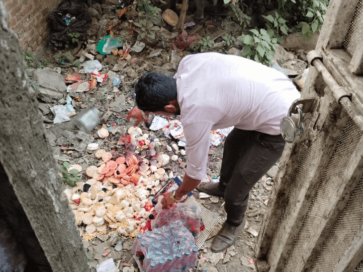 खाद्य सुरक्षा विभाग ने 3 होटलों पर कार्रवाई की:50 कोल्ड्रिंक बॉटल, 10Kg मोमोस, प्याज और तैयार सब्जी नष्ट की, नोटिस जारी होंगे