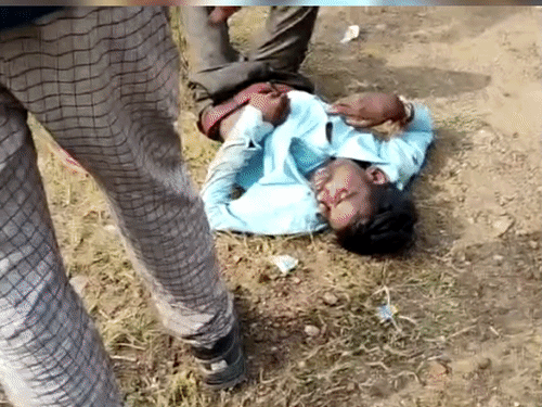 स्कूटी सवारों को टक्कर मारकर हाईवे पर पलटा कंटेनर:दो भाई गंभीर घायल, अस्पताल में भर्ती; चालक केबिन में फंसा, पुलिस ने निकाला