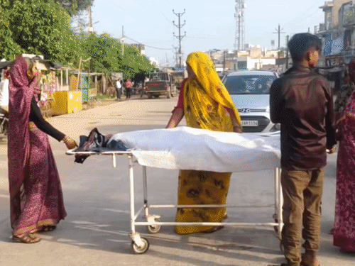 पिछोर में युवक की मौत के बाद चक्काजाम:थाने के सामने शव रखकर परिजनों ने किया प्रदर्शन, ट्रक चालक पर कार्रवाई की मांग