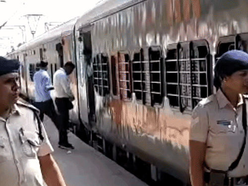 ट्रेन में छूटा 6.5 लाख का पर्स RPF ने लौटाया:संघमित्रा एक्सप्रेस के A-1 कोच में सीट पर छूटा था, मंगलसूत्र, नकदी और दस्तावेज थे