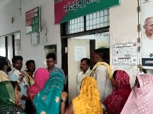 नर्मदापुरम में अवैध शराब के खिलाफ आदिवासी महिलाओं का प्रदर्शन:50 से ज्यादा महिलाएं आबकारी दफ्तर पहुंचीं, बोलीं- गांवों में खुलेआम चल रही ब्रिक्री
