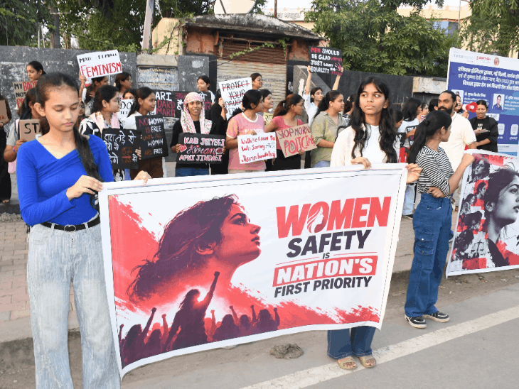 महिला सुरक्षा-सम्मान, समानता के लिए युवतियों ने उठाई आवाज:हाथों में तख्तियां लेकर निकलीं सैकड़ों महिलाएं; बोलीं- दिन-रात सुरक्षित हों सड़कें