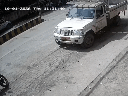 बच्चों से भरी स्कूल वैन को अर्टिगा ने मारी टक्कर:जबलपुर में 8 बच्चे घायल, मेडिकल अस्पताल पहुंचाया; घर छोड़ने जा रही थी वैन