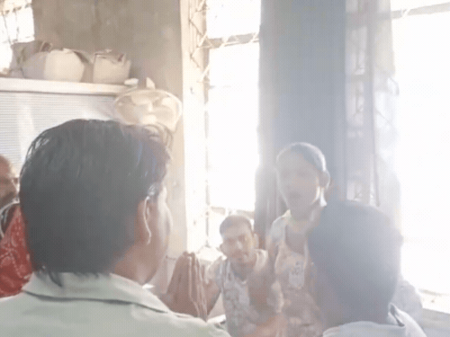 आगरा नगर निगम में किन्नर ने काटा हंगामा:कर्मचारी से कहा- जनता को पागल समझते हो, अधिकारी को बुलाने पर अड़े