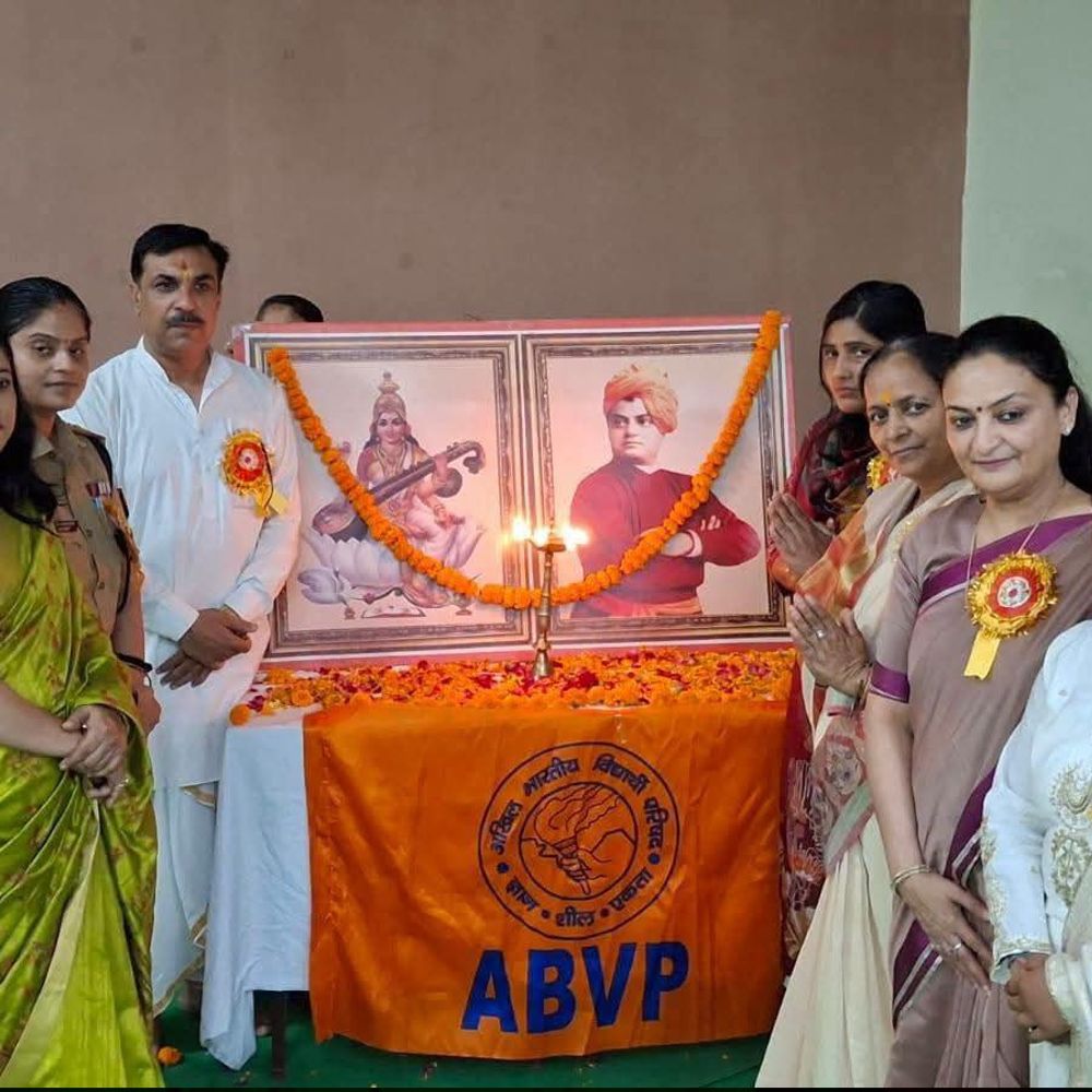 मुजफ्फरनगर में 'त्वं ही दुर्गा' गोष्ठी आयोजित:एसपी क्राइम ने छात्राओं को आत्मरक्षा व सुरक्षा के प्रति किया जागरूक