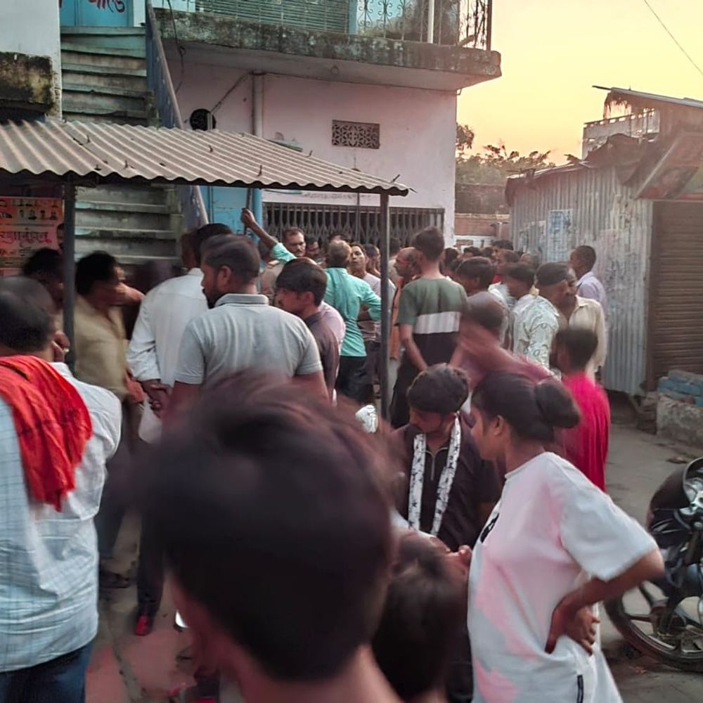 इंजेक्शन लगने के बाद 50 वर्षीय व्यक्ति की मौत:सीतापुर में मेडिकल स्टोर पर परिजनों का हंगामा, कार्रवाई की मांग