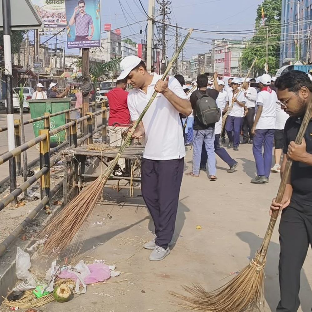 कटिहार में 'स्वच्छता ही सेवा' अभियान चला:जनप्रतिनिधियों और अधिकारियों ने किया श्रमदान, लोगों को जागरूक किया गया