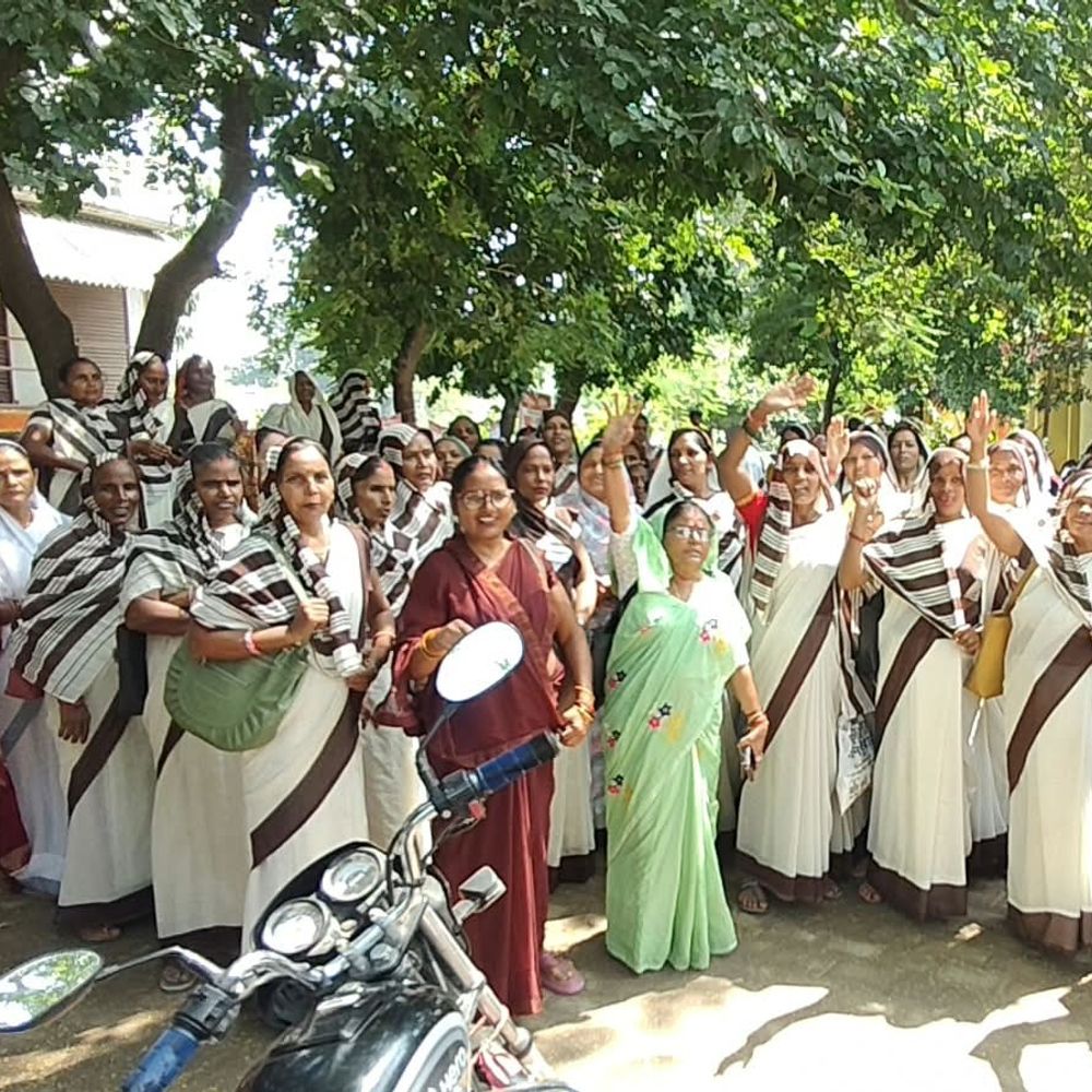 अमेठी CHC पर आशा बहुओं का प्रदर्शन:वेतन वृद्धि समेत 6 मांगों को लेकर अधीक्षक को सौंपा ज्ञापन