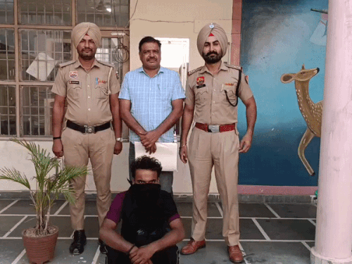 कुरुक्षेत्र में पंप पर लूट के इरादे से पहुंचे बदमाश:सेल्समैन के सिर पर ताना कट्‌टा, ललकारने पर बाइक से भागे, फिसलकर गिरने पर एक काबू