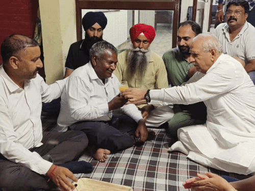 विधायक ने जूस पिलाकर खत्म कराया किसान का अनशन:अरोड़ा बोले- 48 घंटे में वेरिफिकेशन का मिला आश्वासन, सरकार को टाइम से करनी चाहिए व्यवस्था