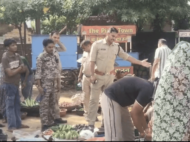 सड़क किनारे की फल-सब्जी मंडी मैदान में शिफ्ट:दतिया में दो विक्रेता आपस में भिड़े, मारपीट तक हुई