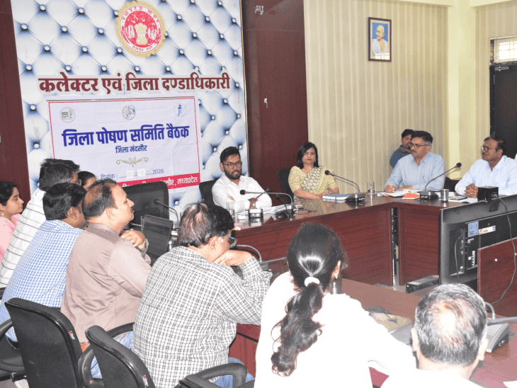 मंदसौर में जननी एक्सप्रेस की लेटलतीफी पर कलेक्टर सख्त:सभी वाहनों का ऑडिट, बुजुर्गों के घर-घर आयुष्मान कार्ड बनाने के निर्देश