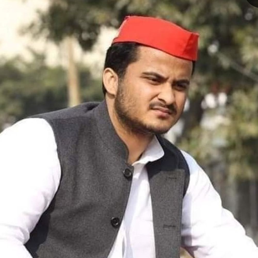 समर्थकों ने अब्दुल्ला आजम का 36वां जन्मदिन मनाया:कचहरी के चैंबर में केक काटा, सतनाम मट्टू ने जेल में मिलकर दी बधाई