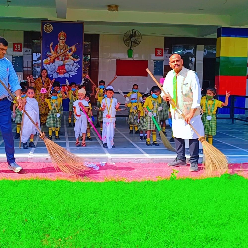 राष्ट्रपिता की जयंती पर रंगमंच कार्यक्रम:चौबेपुर के वीवीआईपी स्कूल में नन्हे बच्चों ने मनाया बापू का जन्मोत्सव