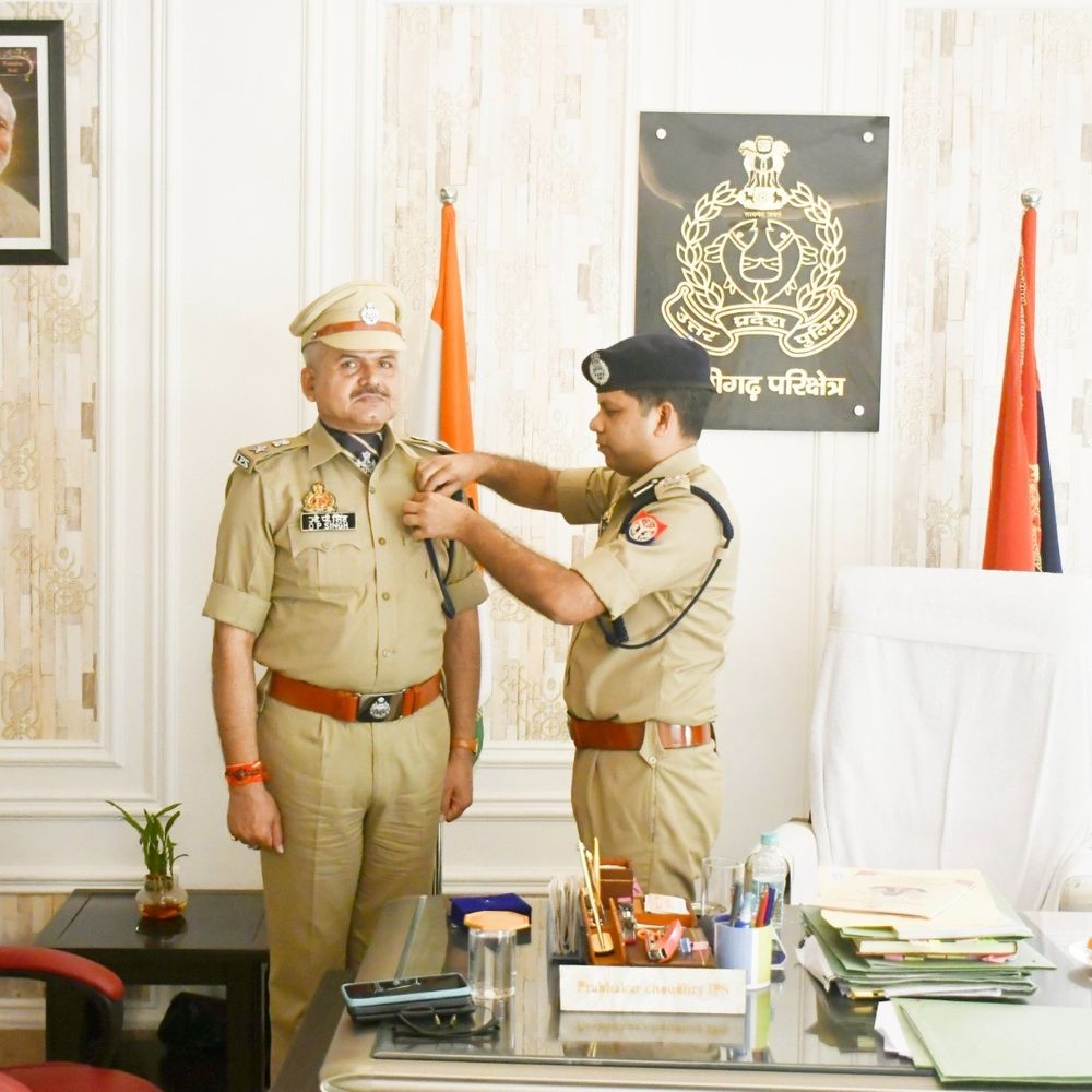 एसपी ओपी सिंह को मिला उत्कृष्ट सेवा पदक:डीआईजी प्रभाकर चौधरी ने सम्मानित किया, पुलिस विभाग में खुशी का माहौल