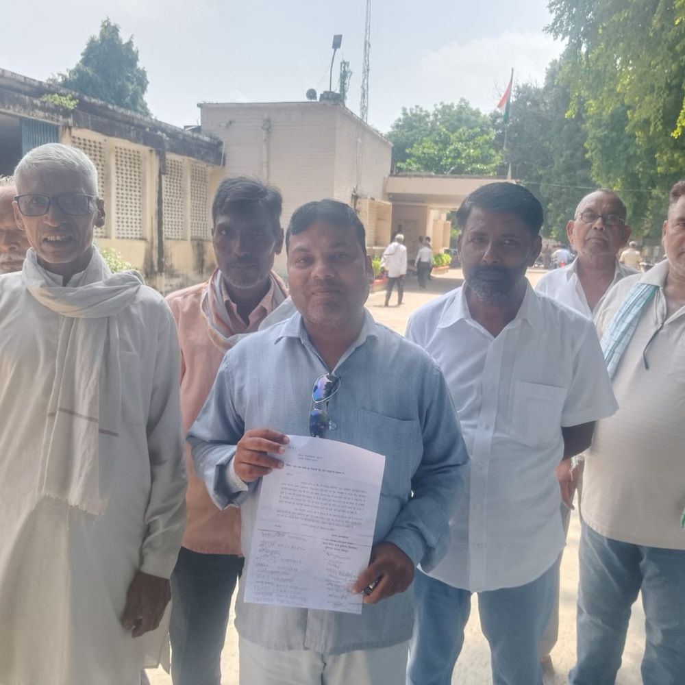फतेहपुर में जलभराव से 300 बीघा धान की फसल डूबी:ग्रामीण बोले- नाला नहीं खुला तो गेहूं की बुवाई भी होगी प्रभावित, डीएम से गुहार लगाई