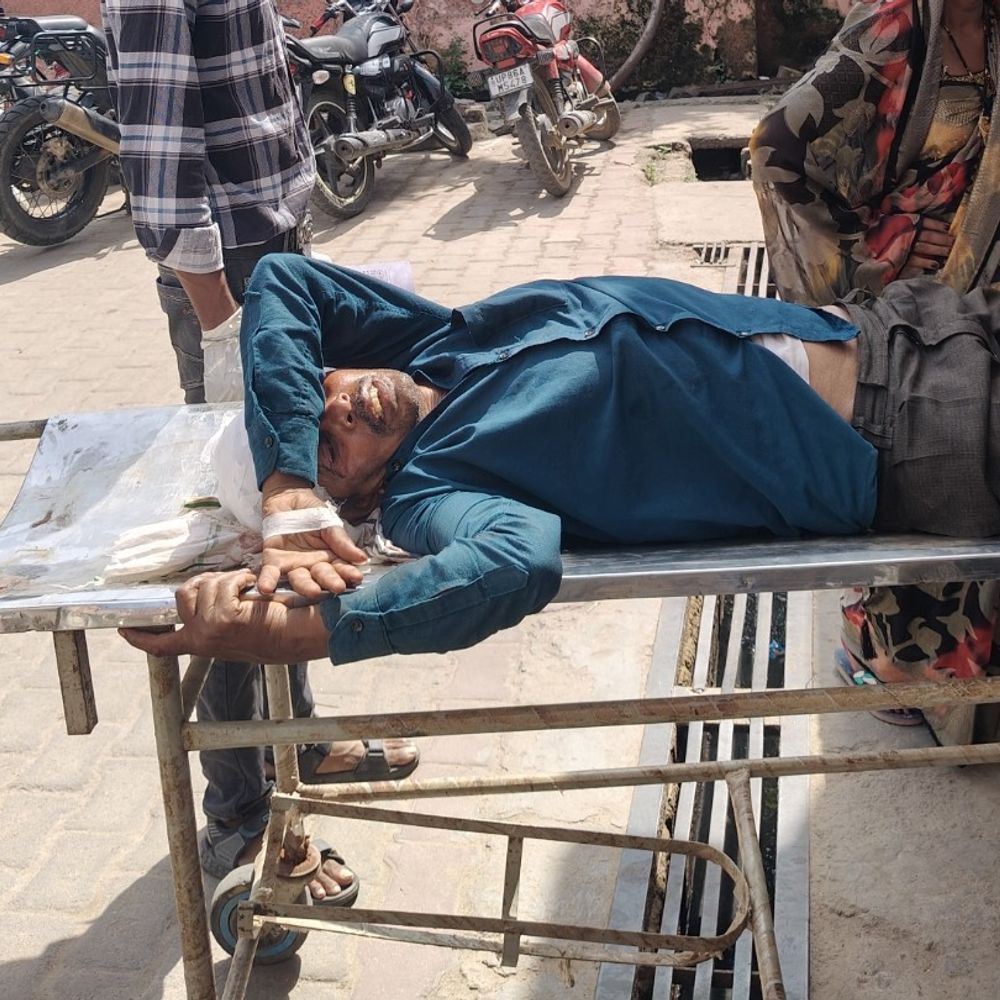 हाथरस में ऑटो-कार की टक्कर:बुजुर्ग की मौत, 6 लोग घायल, मथुरा-बरेली हाईवे पर हुआ हादसा