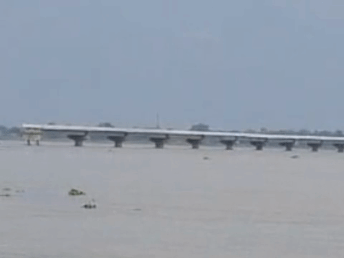 मऊ के दोहरीघाट में सरयू 70.65 मीटर पर पहुंची:खतरे के निशान से 75 सेंटीमीटर ऊपर, मुक्तिधाम के शवदाह स्थल भी डूबे