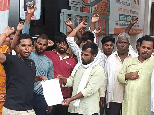 जौनपुर में ग्रामीणों का प्रदर्शन:आबादी से 50 मीटर दूर चल रहा फार्म, बदबू और बीमारियों का खतरा