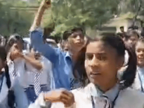 कौशांबी में शिवाजी इंटर कॉलेज के छात्रों ने किया प्रदर्शन:व्यवस्थाओं को लेकर ब्लॉक परिसर पहुंचे, डेढ़ घंटे रोड भी जाम रहा
