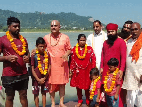 हरिद्वार में UP के मुस्लिम परिवार ने अपनाया हिंदू धर्म:माहिद से मोहित बना पति, सबीना से खुशी बनी पत्नी; बोले- अपनी इच्छा से की ‘घर वापसी’