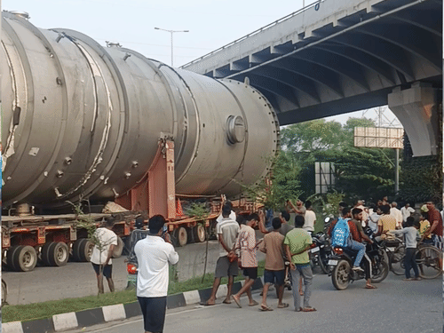 जानें वायरल ‘बाहुबली ट्रक' की पूरी कहानी:15 साल पुराना ट्रक खींच रहा 200 टन से ज्यादा वजन, 308 पहियों का मॉड्यूलर ट्रेलर