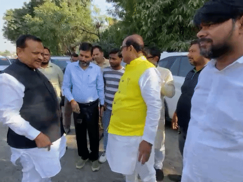सांसद, MLA पनकी पड़ाव पुल के गड्ढे देख हुए नाराज:बोले- PWD 24 घंटे में पैचवर्क करें, 3 दिन में मरम्मत शुरू कराएं