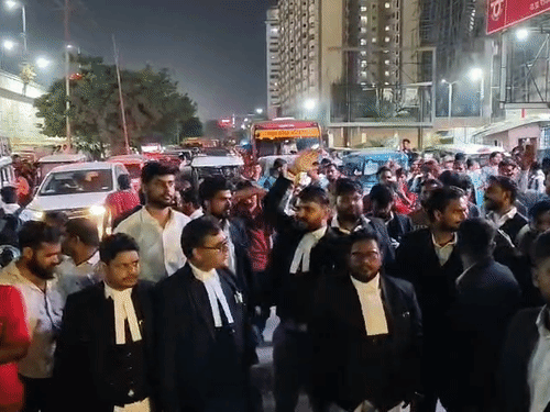 लखनऊ में वकील की पिटाई, विरोध में सड़क जाम:अवध बस अड्डे के बाहर नारेबाजी, लगा लंबा जाम; पुलिस बोली- कार्रवाई अब होगी