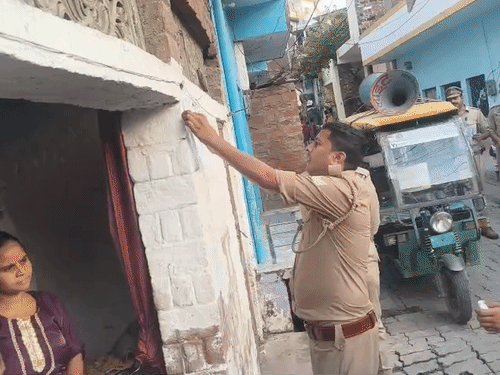 कानपुर में हिस्ट्रीशीटर समेत 5 के घर कुर्की की मुनादी:नवाबगंज अमरूदमंडी में तलवार और साबड़ से युवक पर किया था जानलेवा हमला