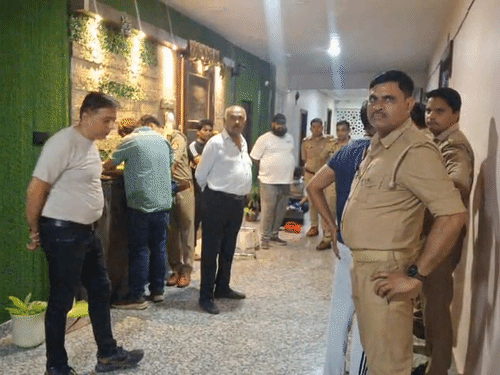 लखनऊ में नाबालिग बेटे ने की मां की हत्या की:सिर पर औजार से किया हमला, मौत के बाद शव के पास बैठा रहा