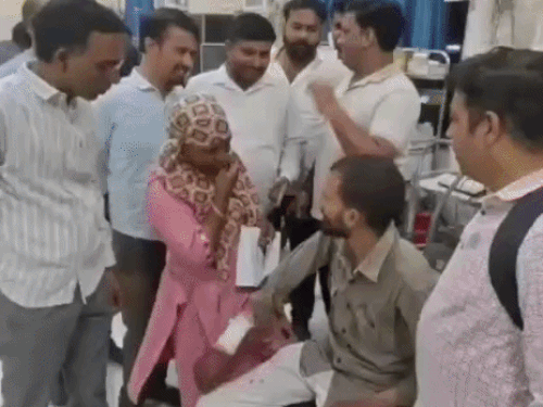 भीलवाड़ा में वकील पर चाकू से जानलेवा हमला:गर्दन का वार हाथ पर लगा, सड़क पर अचेत होकर गिरे; आरोपी स्कूटी सवार फरार