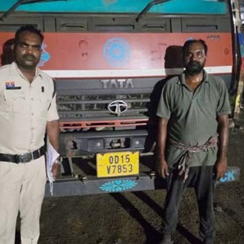 रायगढ़ में अवैध कबाड़ से भरी वाहन पकड़ाई:ओड़िशा ला कर प्लांट में खफाने की थी तैयारी, 14 टन स्क्रैप के साथ 11.98 लाख की संपत्ति जब्त