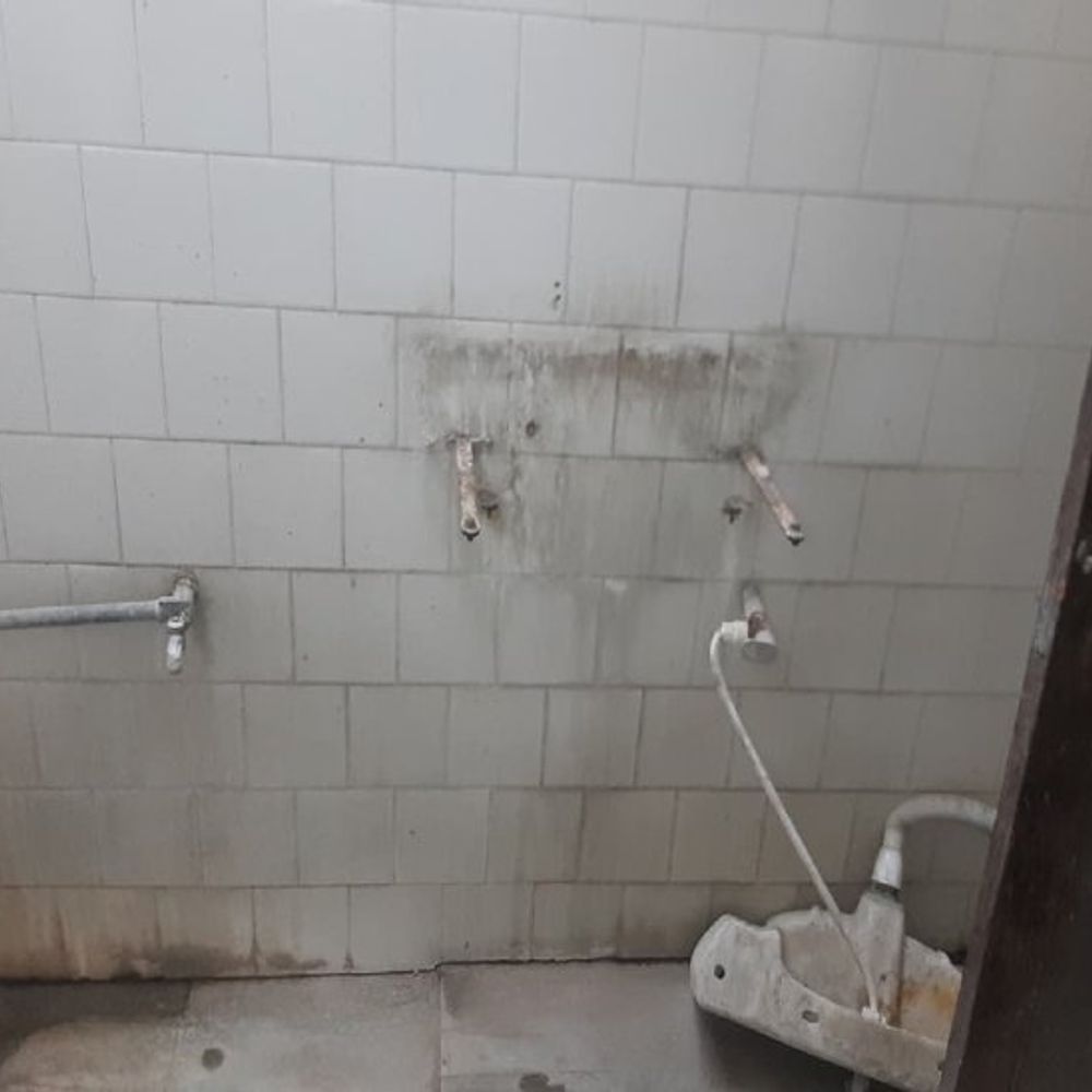 रसोई गैस के नाम पर छात्राओं से वसूली:देवी अहिल्या विश्वविद्यालय में बॉयज हॉस्टल में सुधार, पर गर्ल्स हॉस्टल में मेस बंद; सिंक भी टूटे