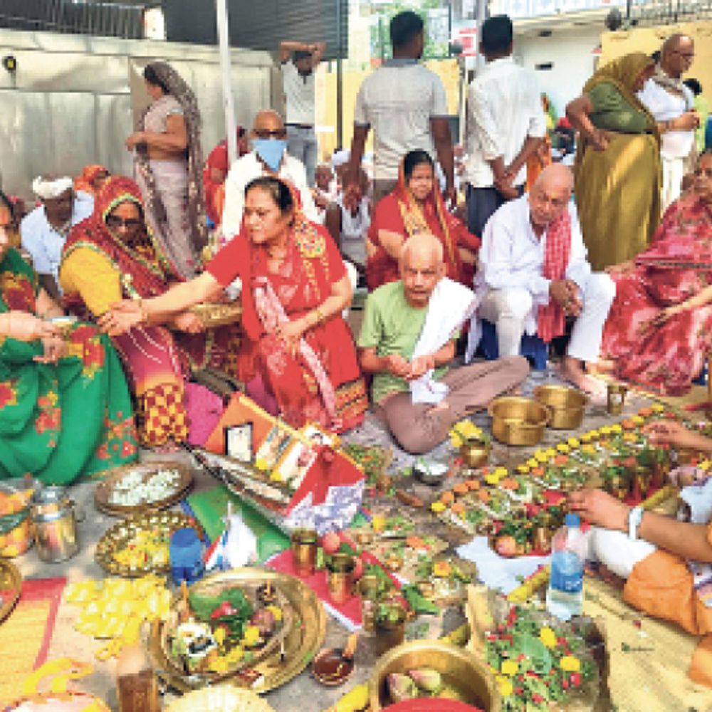 पितृपक्ष मेला:जौ व उड़द से बनाए पिंड से श्राद्ध, आम का पौधा किया ‘दान’