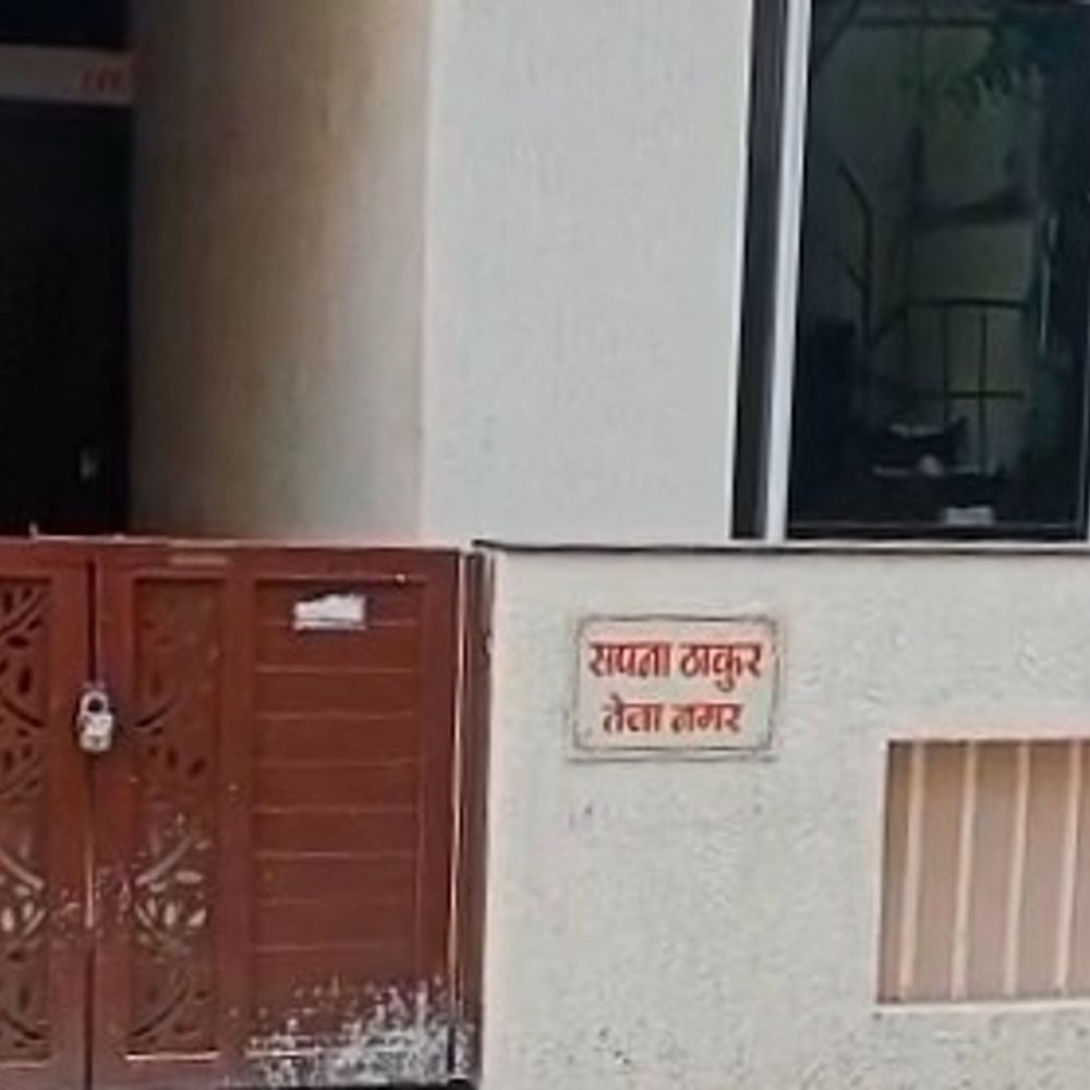 विवादित मकान पर लगी सपना ठाकुर की नेम प्लेट:अज्ञात लोगों ने लगाई, फर्जी NCB महिला टीआई जेल में; लोन दिलाने के नाम पर रुपए व मंगलसूत्र लेने की शिकायत
