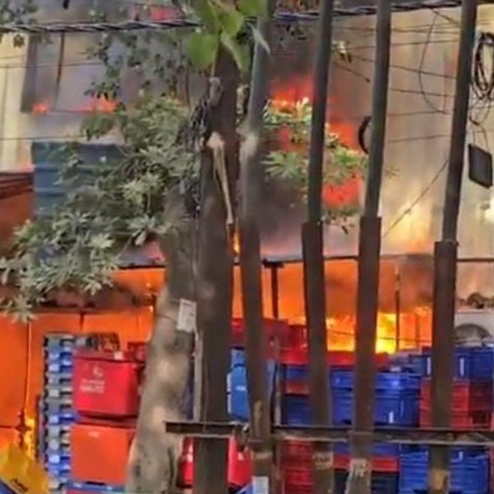 गाजियाबाद में ऑनलाइन ग्रॉसरी शॉप में भीषण आग:तेज धमाकों के साथ फटे सिलेंडर; कई फायर टेंडर मौके पर